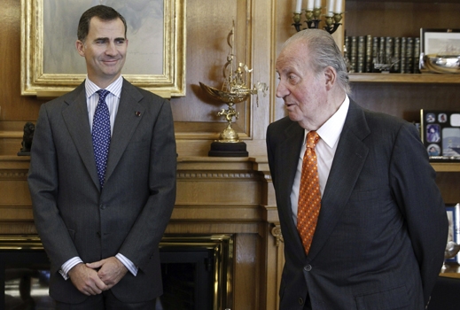 Испанският крал Хуан Карлос I абдикира