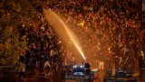 Напрежението ескалира: Полицията използва водно оръдие срещу запалянковците
