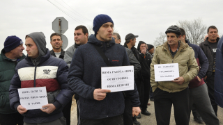 „Няма пари за уиски, пием вино и ракия“, обяви протест на магистрала „Марица”