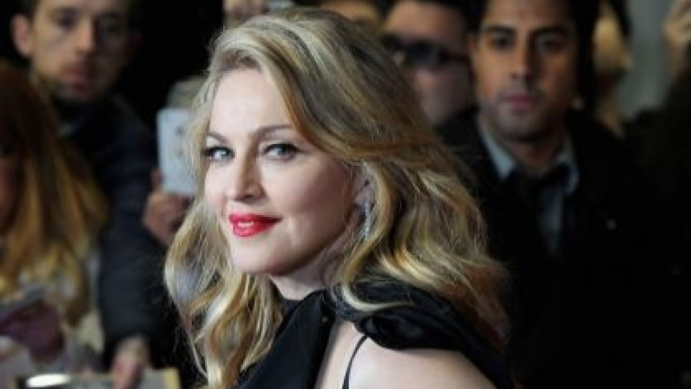 Оплюха Мадона заради ръцете й