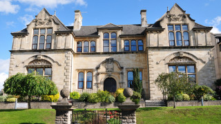 Как си купихте тази къща за $30 милиона? Британското ФБР може да научи