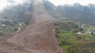 Най малко 1000 души загинаха при свлачище което разруши село в