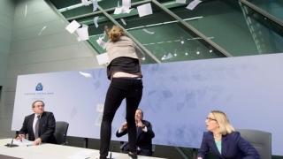 Нападнаха шефа на ЕЦБ Марио Драги (ВИДЕО)