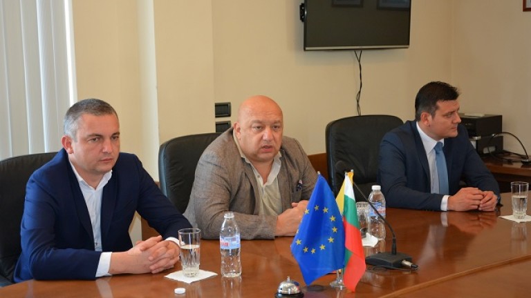Министър Кралев обеща съдействие за  изграждането на нов физкултурен салон във Вълчи дол