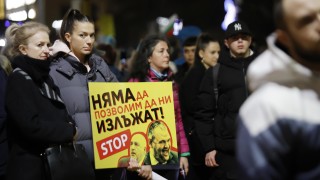 Хиляди граждани се събраха тази вечер пред Триъгълника на властта