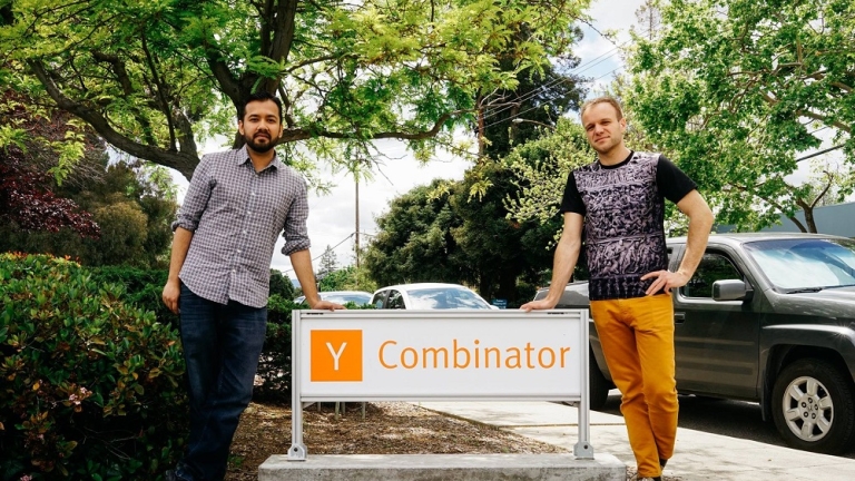 Николай и Арун пред старт-ъп инкубатора YCombinator