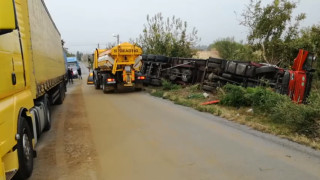 Катастрофа между пътнически бус и два тира по пътя Русе-Търново