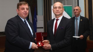 Няма победа Тепърва започват разговорите Това заяви военният министър Красимир