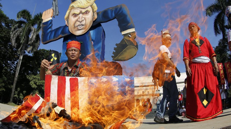 Стотици леви активисти, фермери и студенти изгориха изображение на американския