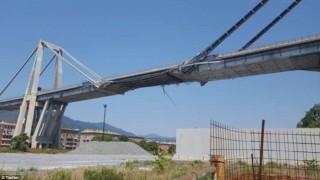 Шокиращата снимка показва че в Генуа мостът се разпада и