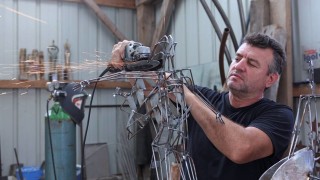 Jump е една от забележителните творби на скулптора Живко Седларски