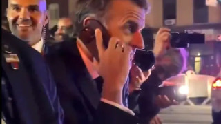 Френският президент Еманюел Макрон се оказа блокиран на улица в