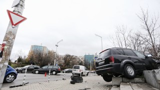 Жена помете с автомобила си електрически стълб в Мездра съобщи
