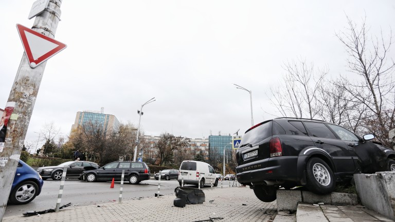 Шофьорка помете стълб със светофар в Мездра 