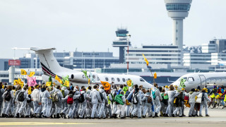 Повече от 100 екоактивисти облечени в бели костюми нахлуха на