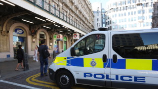 Бомбена заплаха затвори железопътна гара в Лондон информира БиБиСи Мъж
