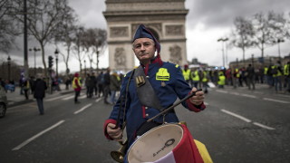 Армията срещу жълтите жилетки в Париж