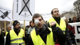 "Жълтите жилетки" във Франция скочиха срещу полицейското насилие срещу тях