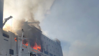 Продължават усилията на пожарникарите да охладят димящия ферибот Еурофери Олимпия