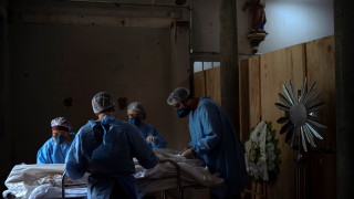 Починалите от коронавирус в Бразилия надхвърлиха 300 000 след рязко