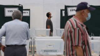 Хосе Антонио Каст от дясната Републиканска партия води на президентските