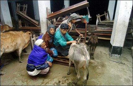 Мощен циклон бушува по южните брегове на Бангладеш