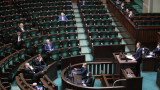  Парламентът на Полша отхвърли проекта на ръководещите президентски избори по пощата 