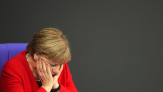Канцлерът на Германия Ангела Меркел се спъна и падна на
