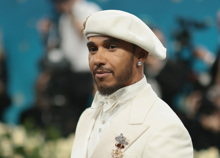 Луис Хамилтън бе един от домакините наред с Ана Уинтур на MET Gala 2025