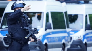 Германски полицай беше прострелян и ранен по време на обиски