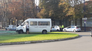 Микробус се заби във фонтан в Пазарджик, шофьорът загина