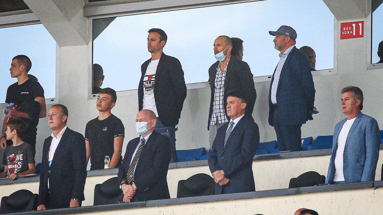 Неловко: Борислав Михайлов и Димитър Бербатов гледат мача в непосредствена близост