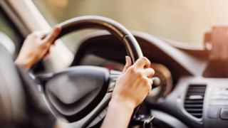 18 годишно момиче без шофьорска книжка блъсна с кола дете