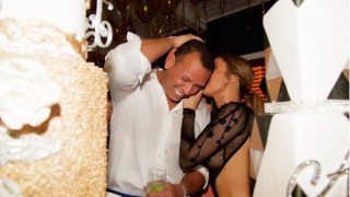 Огромна шестетажна торта на която бе написано Дженифър Лопес беляза