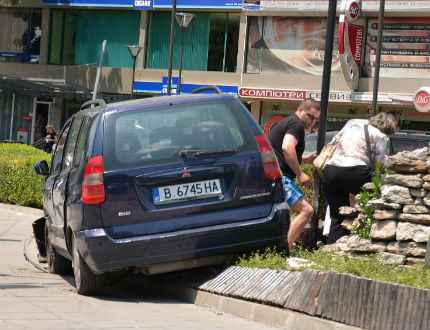Трима пешеходци пострадаха на тротоара при катастрофа във Варна