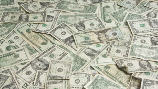Камион изсипа 500 000 долара на магистрала в САЩ