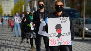 Полша забранява аборти, сексуално образование и приравнява педофилия с хомосексуалност