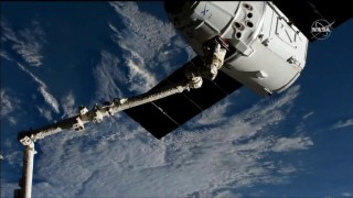 Космическият кораб Dragon на компанията SpaceX успешно се скачи с