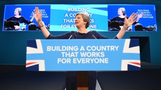 Британският премиер Тереза Мей няма намерение да подава оставка съобщава