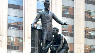 Властите на Бостън Масачузетс решиха да премахнат паметник от центъра