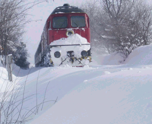 Снегът затруднява движението на влакове и автобуси