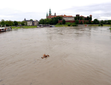 Наводнения и в Полша, ситуацията в Сърбия и Босна се усложнява
