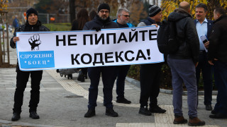 Хартиената бюлетина нажежи страстите не толкова в зала колкото в