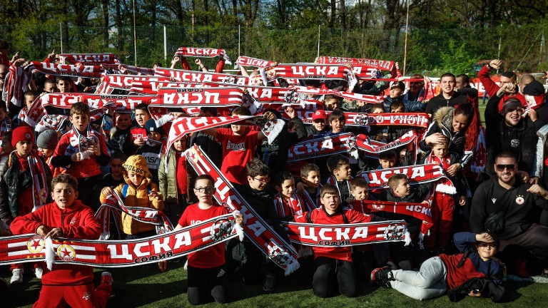 Привържениците на ЦСКА вече се събират пред стадион Българска армия. Те ще