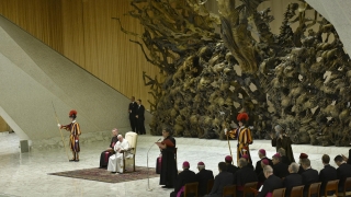 Бездомна жена роди близо до Ватикана, предложиха й подслон