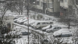 Задръствания и закъснения на транспорта заради снега в София