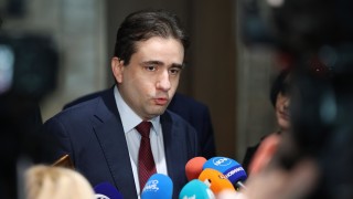 Пари изсипани от хеликоптер не дават решение Това коментира народният