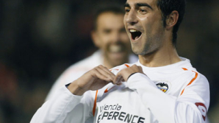 Раул Албиол на крачка от Реал