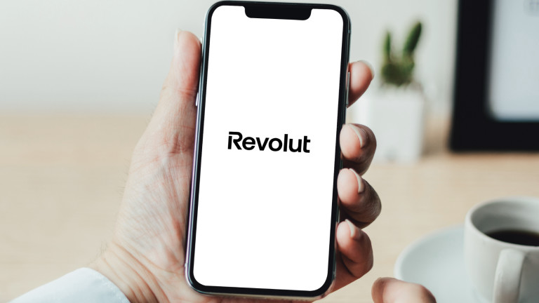 Дигиталната банка Revolut (Револют) ще може да закрива или да спира