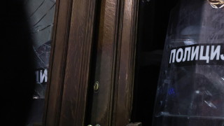 Сръбската полиция използва сълзотворен газ за да попречи на стотици